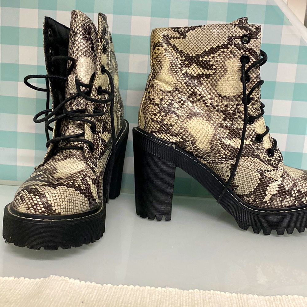 almost new boots size 7.5 madden girl brand, snake color